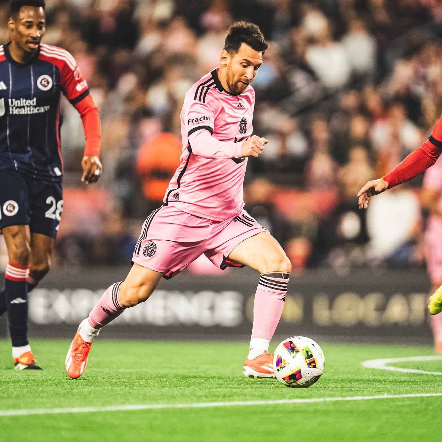 开云体育直播-势均力敌的足球赛事继续上演，各队争夺胜利